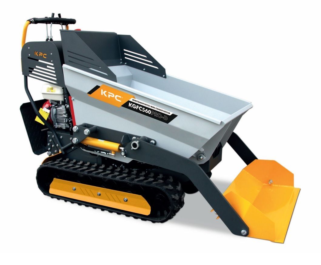 Una mesa puesta con platos, cubiertos, vasos y un jarrón de flores.