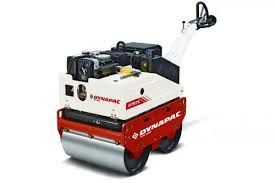 Un rodillo rojo y blanco con un mango sobre un fondo blanco.