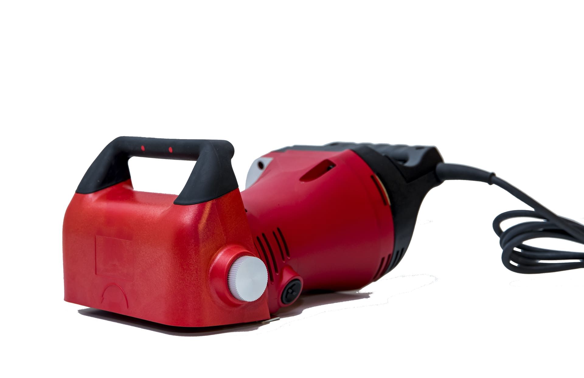 Un taladro eléctrico rojo y negro con un cable conectado a él sobre un fondo blanco.