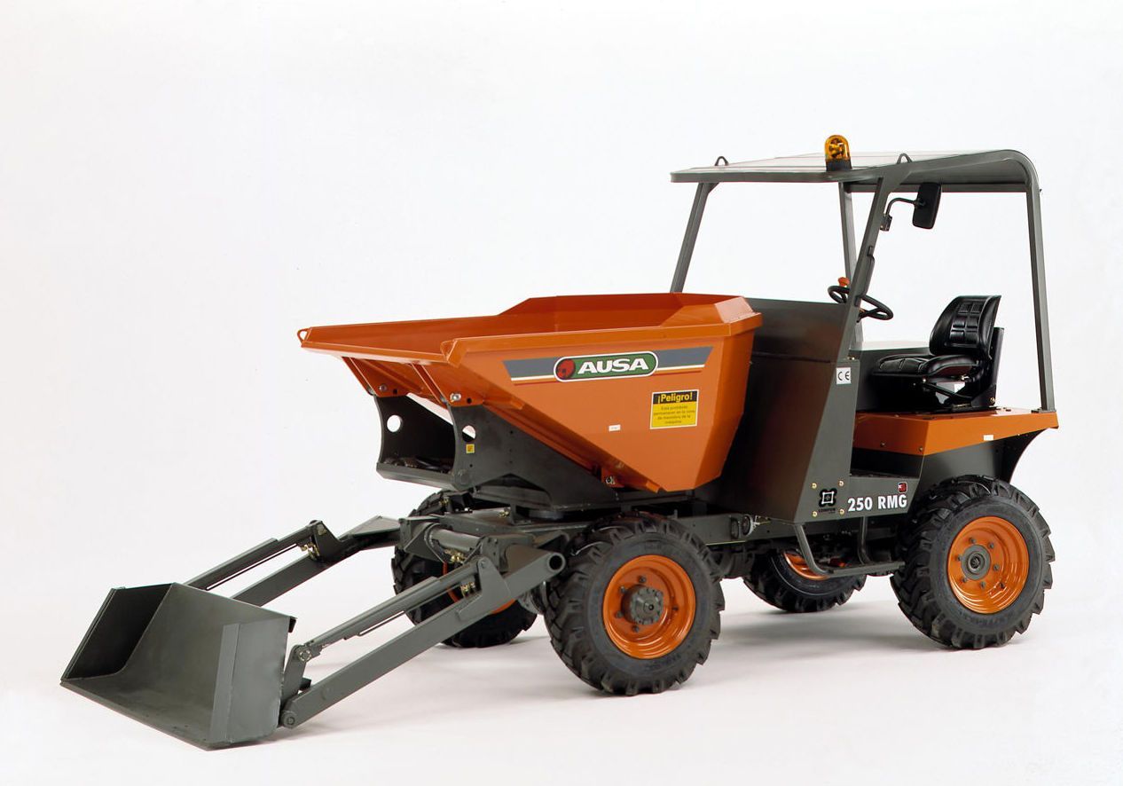 Mini camión volquete naranja y negro con cubo. Tiene barra antivuelco y fondo blanco.