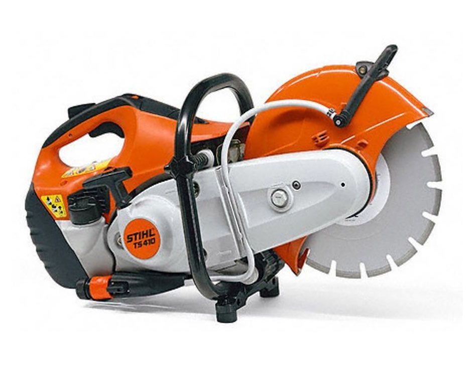 Una sierra circular Stihl sobre un fondo blanco