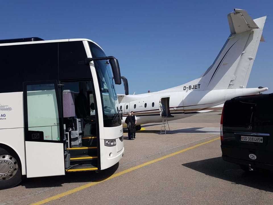 Ming Bus AG – Reisebus am Flughafen