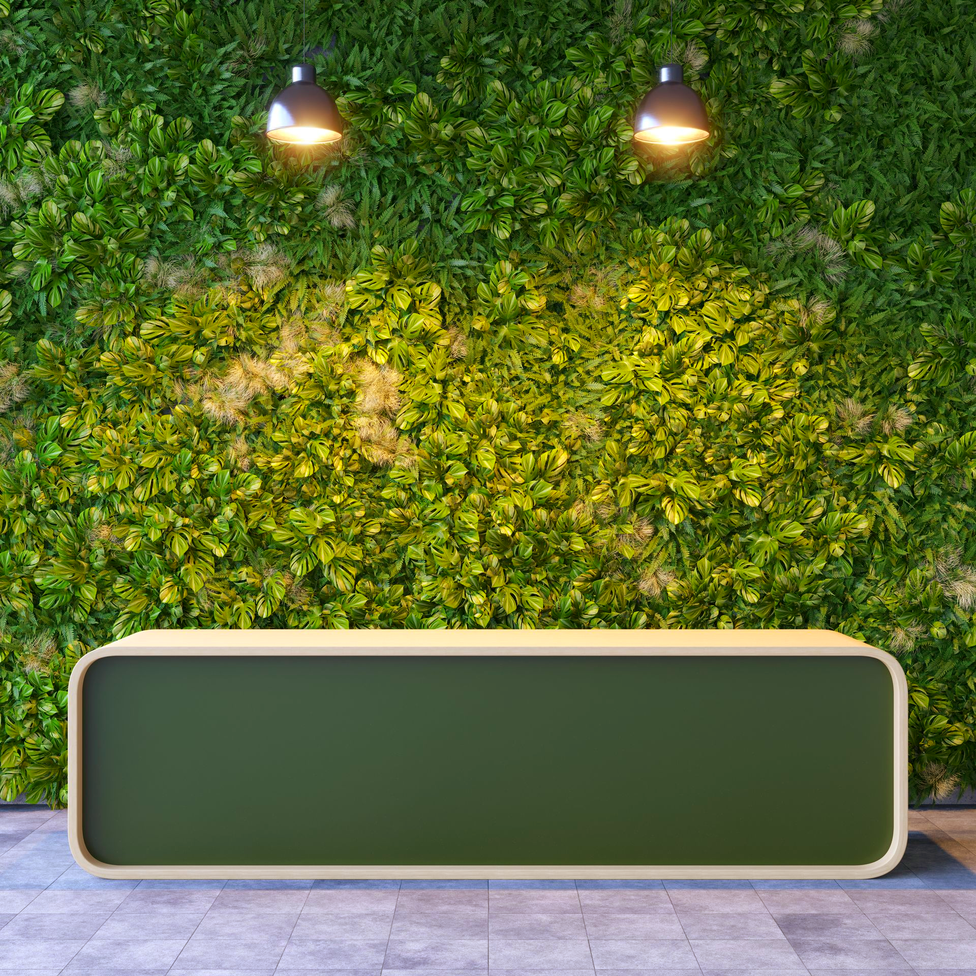 Un comptoir d'accueil à façade vert foncé se dresse contre un mur végétal vertical luxuriant, éclairé par deux suspensions lumineuses.