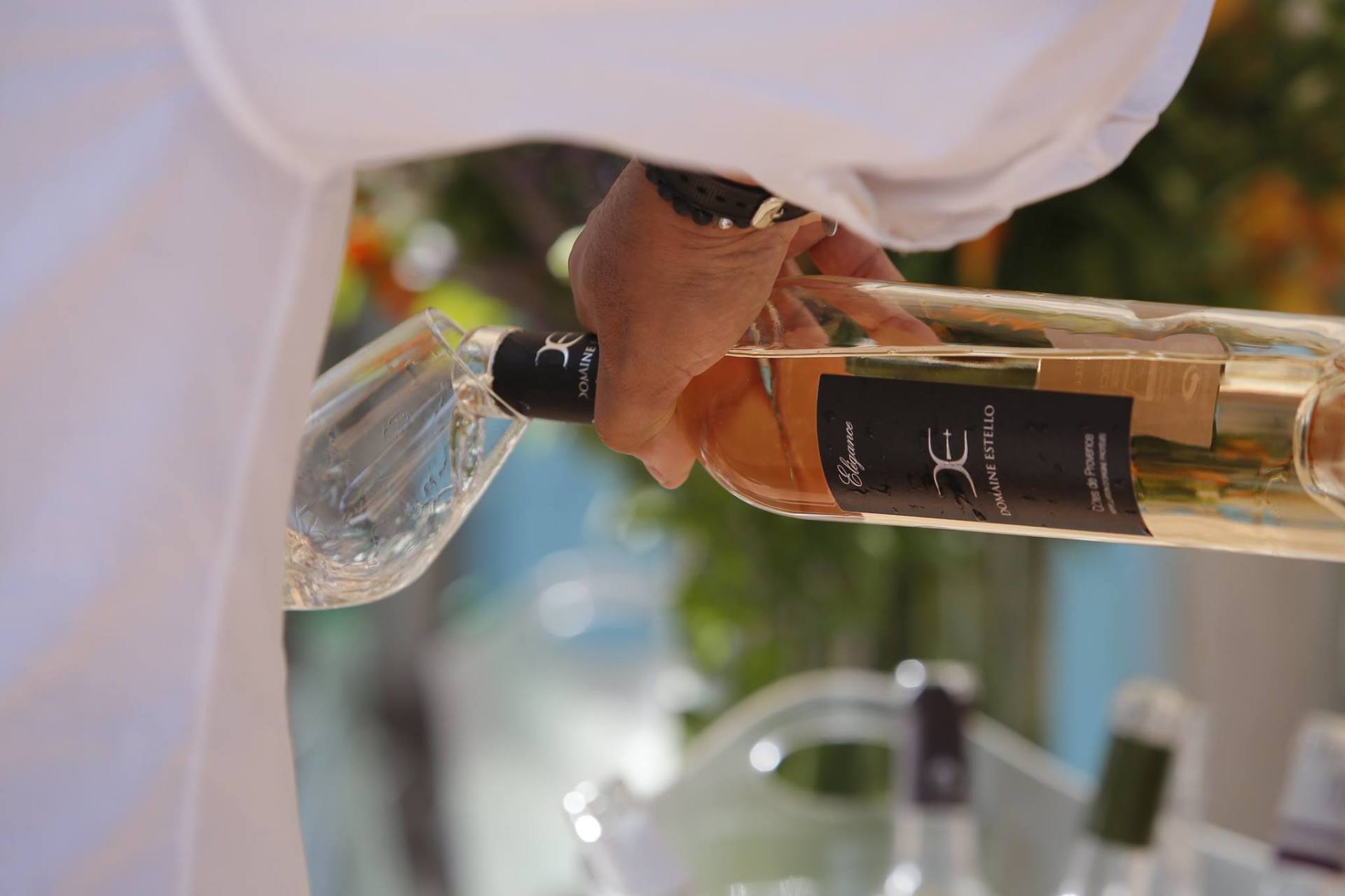 Vigneron avec une bouteille de rosé avec un verre