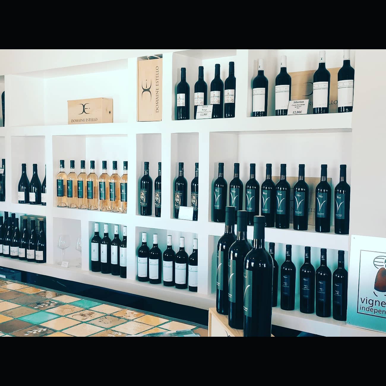 Étagère remplie des bouteilles du domaine