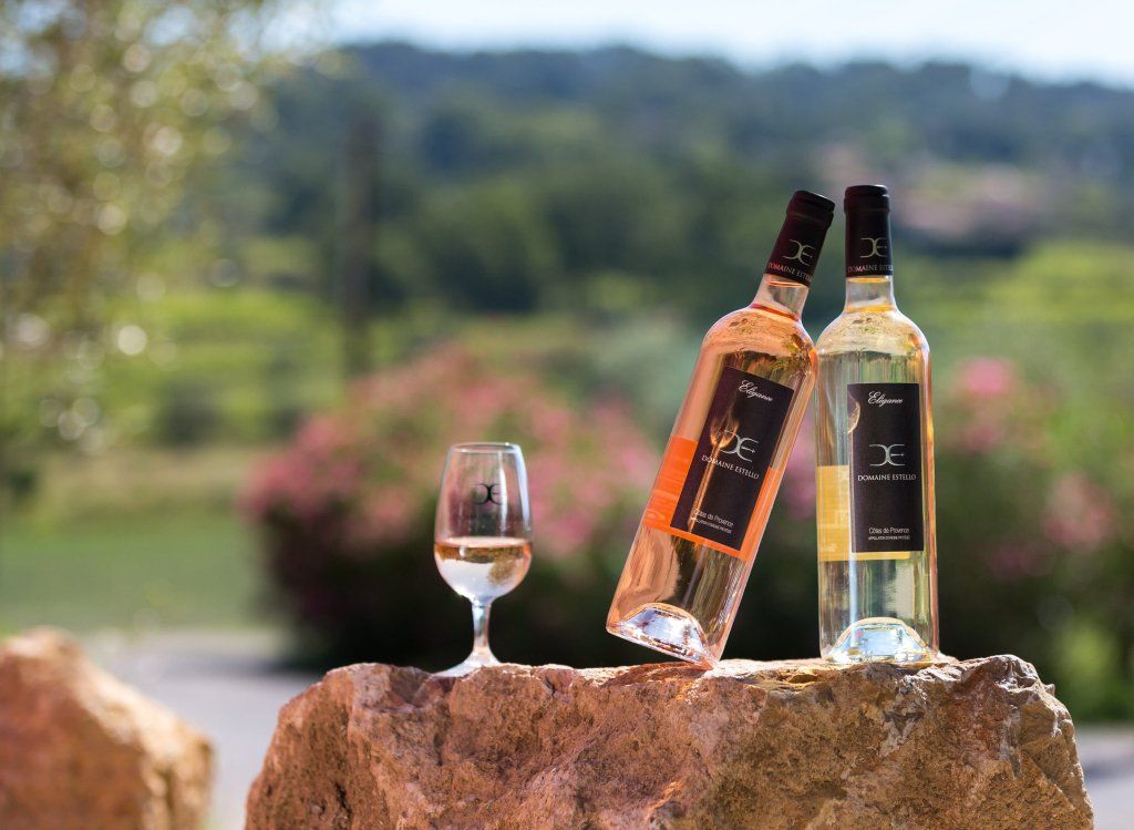 Bouteille de rosé avec un verre