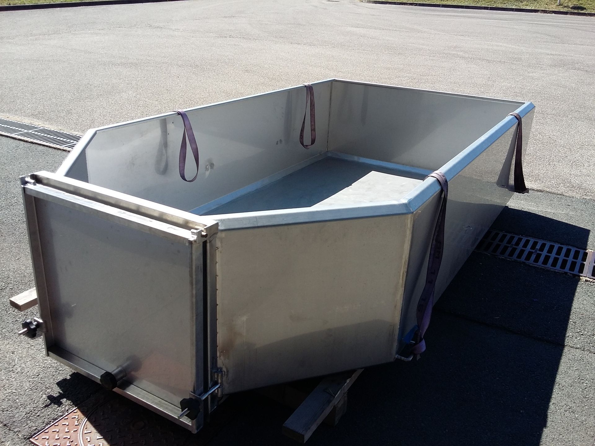 Bac en acier avec lanières