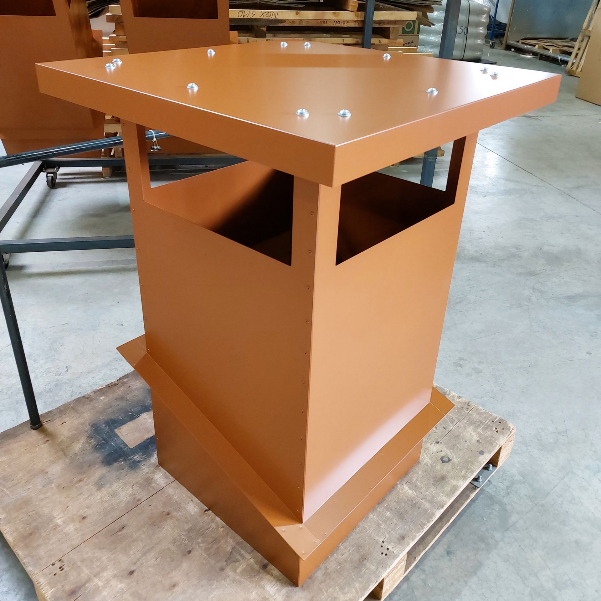 Chapeau de cheminée peint