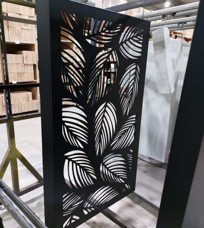 Écran avec motifs végétaux découpés au laser