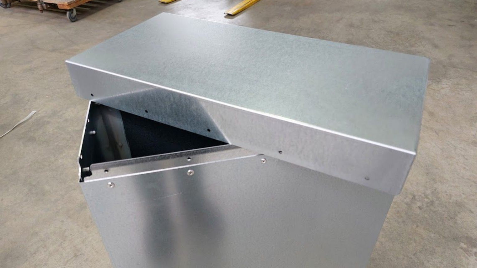 Gaine en acier à moitié ouverte