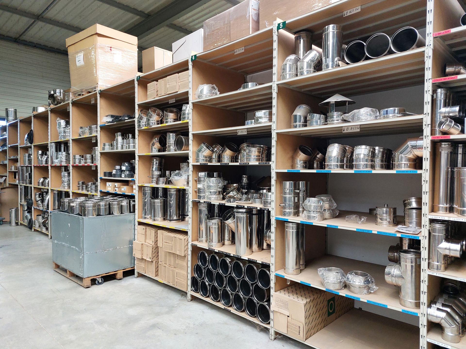 Stock de pièces en acier