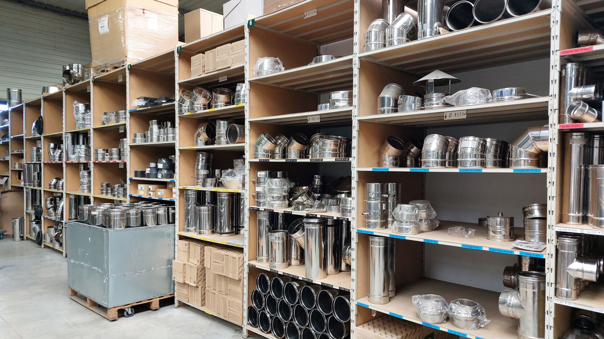 Étagère remplie de pièces de tôlerie