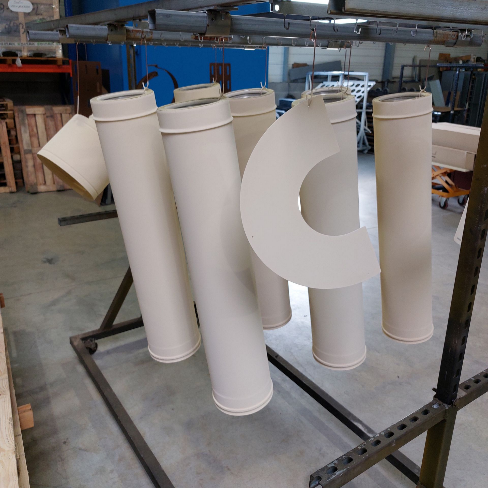 Des tuyaux métalliques suspendus