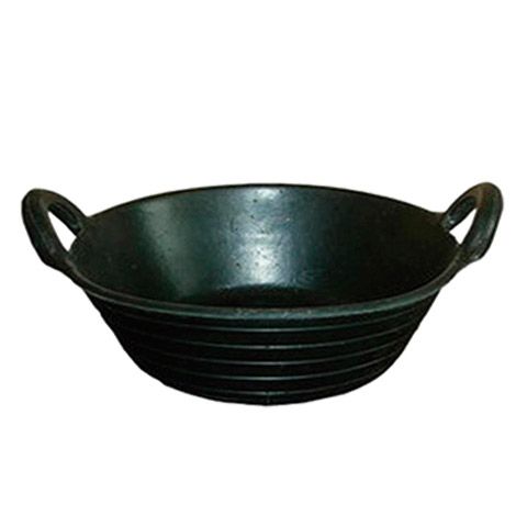 Un cuenco negro con dos asas sobre un fondo blanco.