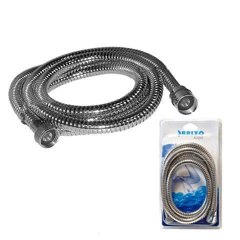 Una manguera de ducha de acero inoxidable en un paquete sobre un fondo blanco.