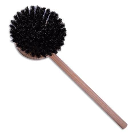 Un pincel negro con mango de madera sobre un fondo blanco.