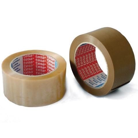 Dos rollos de cinta marrón están uno al lado del otro sobre una superficie blanca.