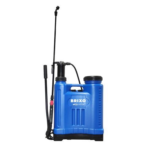 Un pulverizador de mochila azul con un pulverizador negro acoplado a él sobre un fondo blanco.