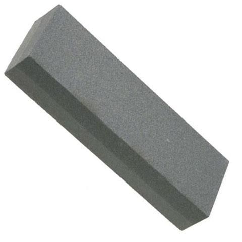 Un bloque gris largo sobre un fondo blanco