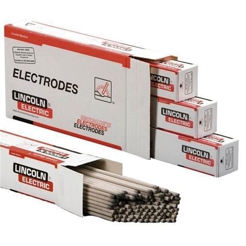 Una caja de electrodos Lincoln Electric está apilada uno encima del otro.