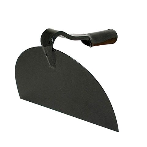 Una azada negra con mango de madera sobre un fondo blanco