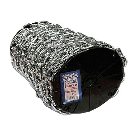 Un primer plano de un rollo de cadena sobre un fondo blanco.