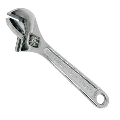 Un primer plano de una llave ajustable sobre un fondo blanco.