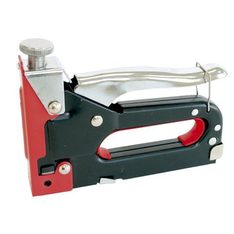 Una grapadora con un mango rojo y negro sobre un fondo blanco