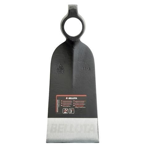 Una azada de bellota con un agujero en el mango sobre un fondo blanco.