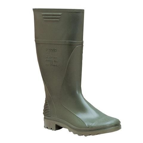 Un par de botas de goma verdes sobre un fondo blanco.