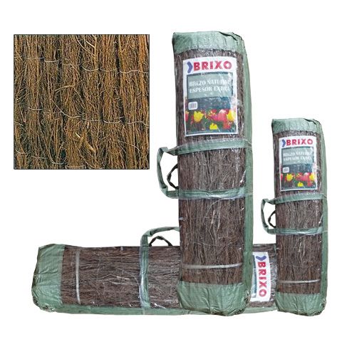 Tres rollos de paja briko se apilan uno encima del otro