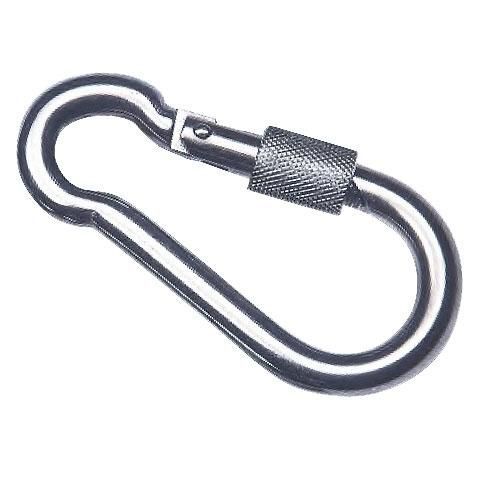 Un primer plano de un mosquetón de acero inoxidable sobre un fondo blanco.