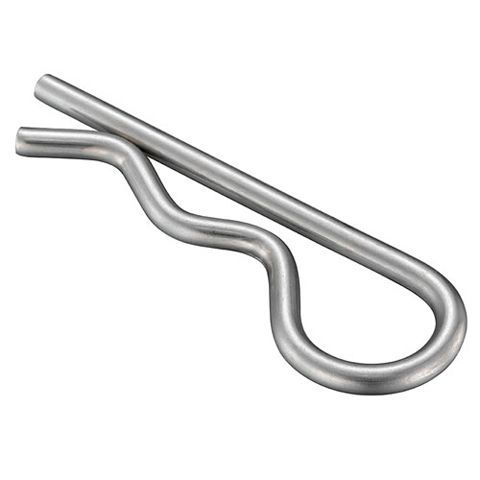 Un primer plano de un alfiler de acero inoxidable sobre un fondo blanco.