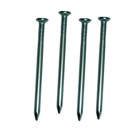 Cuatro clavos están alineados en fila sobre un fondo blanco.