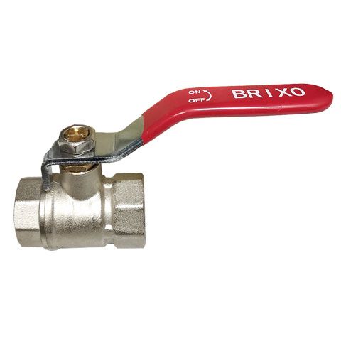 Una válvula de bola con un mango rojo sobre un fondo blanco.