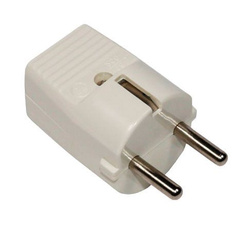 Un enchufe blanco con dos clavijas metálicas sobre un fondo blanco.