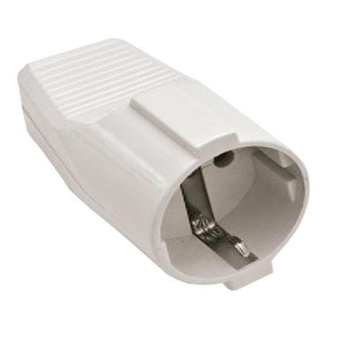 Un primer plano de un enchufe eléctrico blanco sobre un fondo blanco.