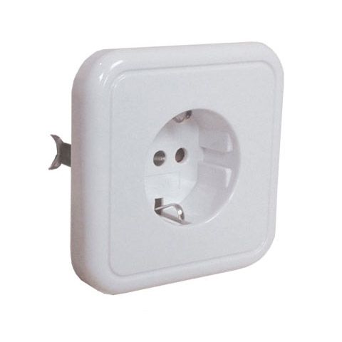 Un tomacorriente eléctrico cuadrado blanco con dos agujeros.