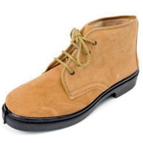 Un par de botas marrones con cordones sobre un fondo blanco.