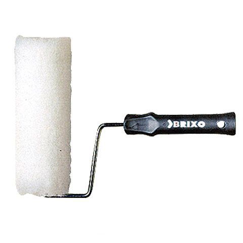 Un rodillo de pintura blanco con mango negro sobre un fondo blanco.