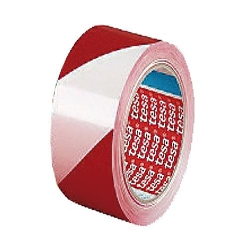 Un rollo de cinta tesa roja y blanca sobre un fondo blanco.