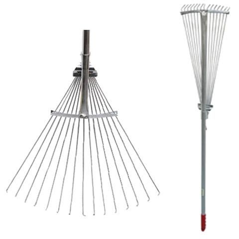 Un rastrillo de metal con mango rojo sobre fondo blanco.