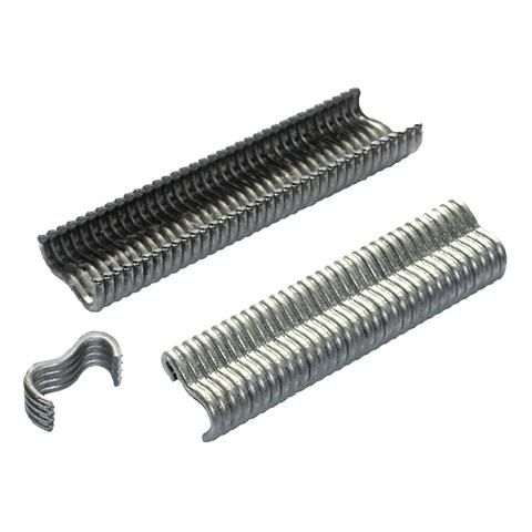 Un montón de grapas de acero inoxidable sobre un fondo blanco.