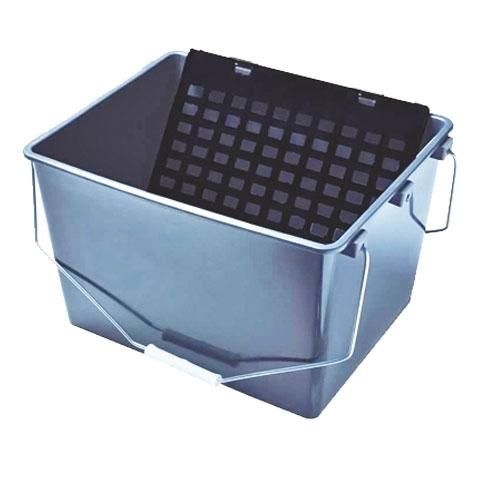 Un cubo de plástico azul con asa de metal