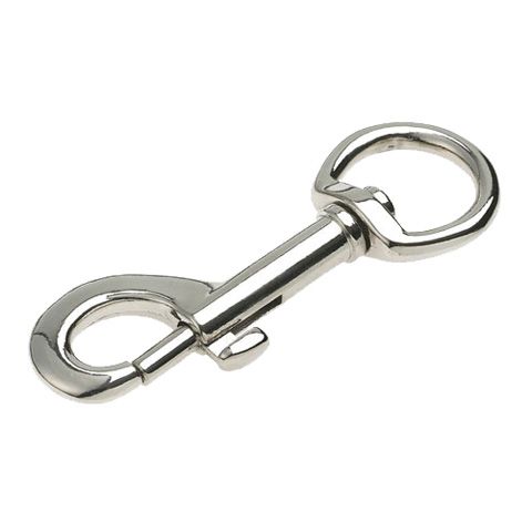 Un primer plano de un gancho de metal sobre un fondo blanco.