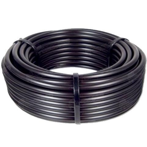 Un primer plano de un rollo de manguera negra sobre un fondo blanco.