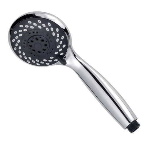 Un primer plano de un cabezal de ducha sobre un fondo blanco.