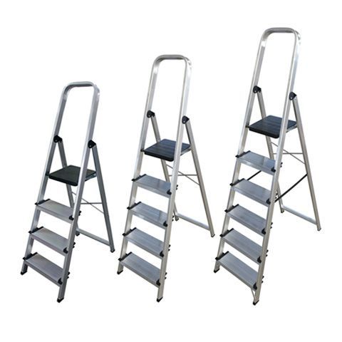 Tres escaleras de aluminio con asientos negros sobre fondo blanco.