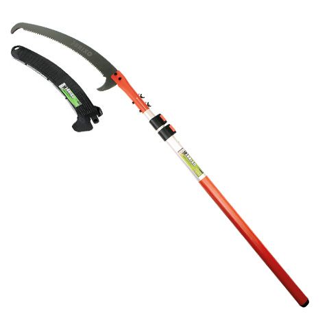 Una sierra de pértiga larga con un mango negro y un mango rojo sobre un fondo blanco.