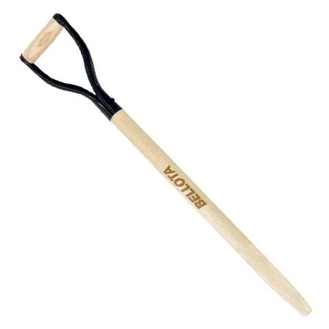 Una pala de bellota con mango de madera sobre un fondo blanco